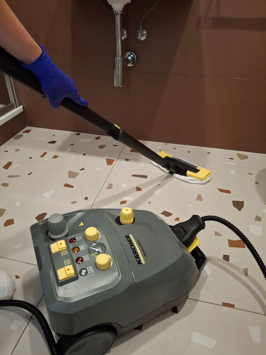 Parní čištění podlahy po rekonstrukci